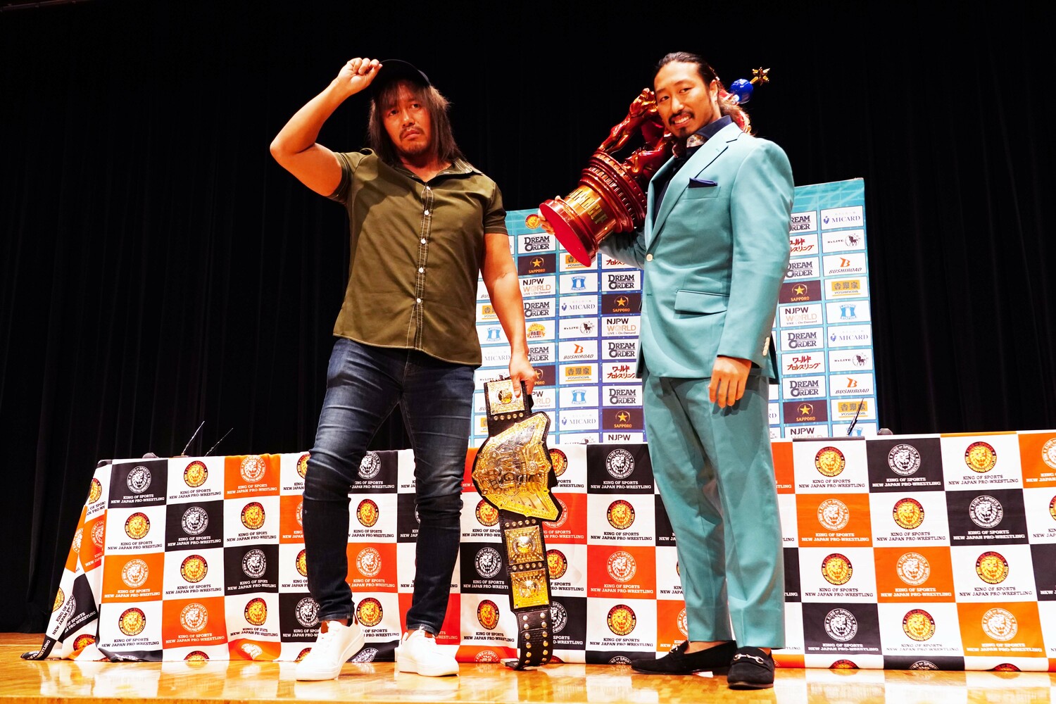 試合前日の調印式でポーズを決める内藤哲也と辻陽太　©Essei Hara