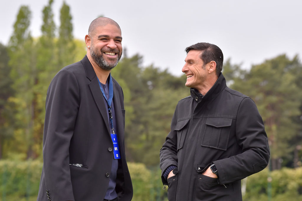 22年4月、インテルの練習場を訪れ、サネッティと笑顔　©Getty Images