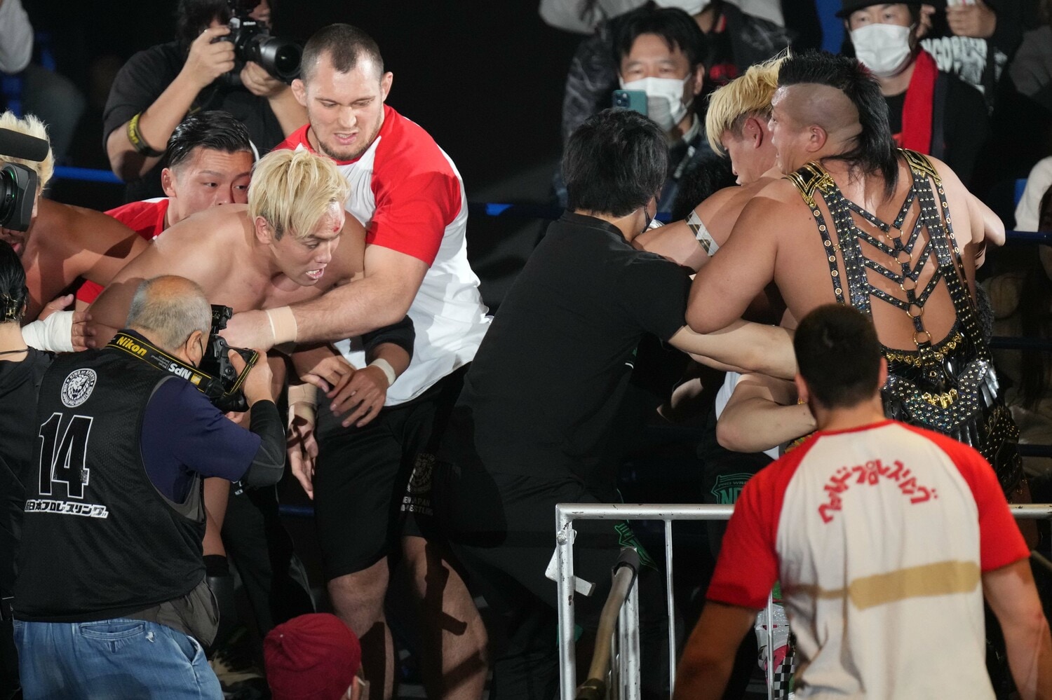 大乱闘の末、試合はノーコンテストに。セコンドに止められるオカダと清宮