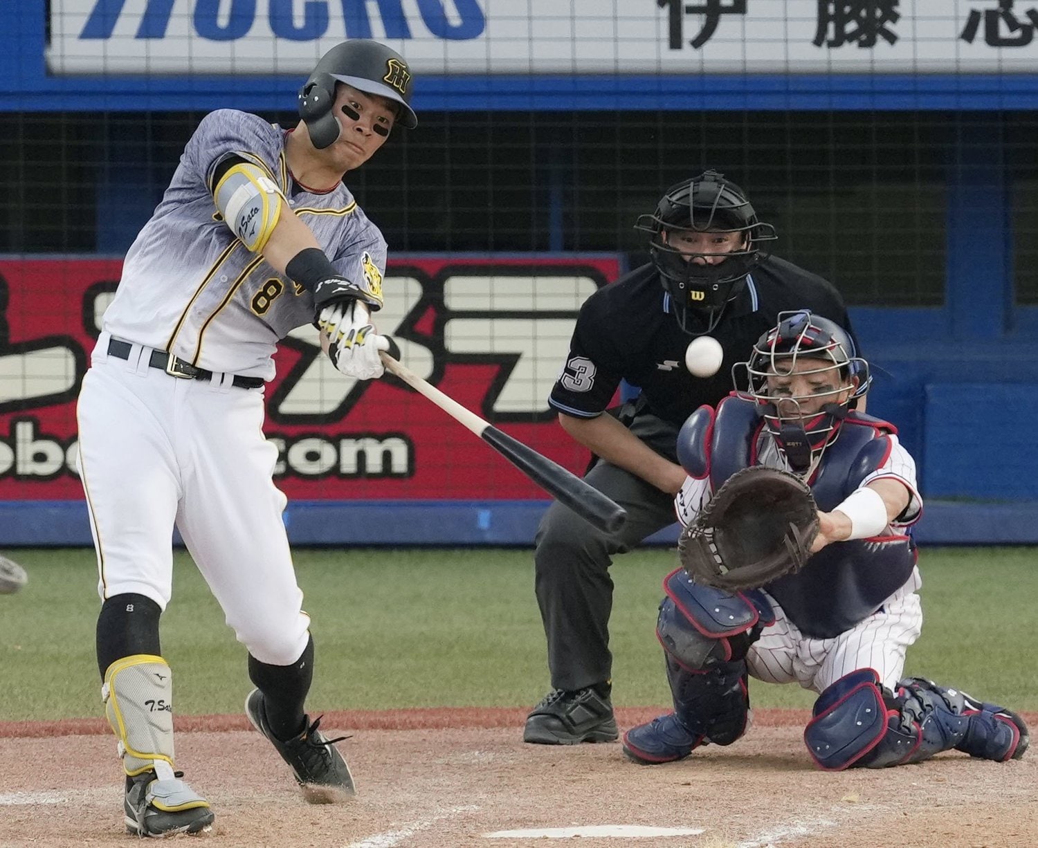 4日のヤクルト戦で豪快な一撃を放った佐藤輝明©Kyodo News