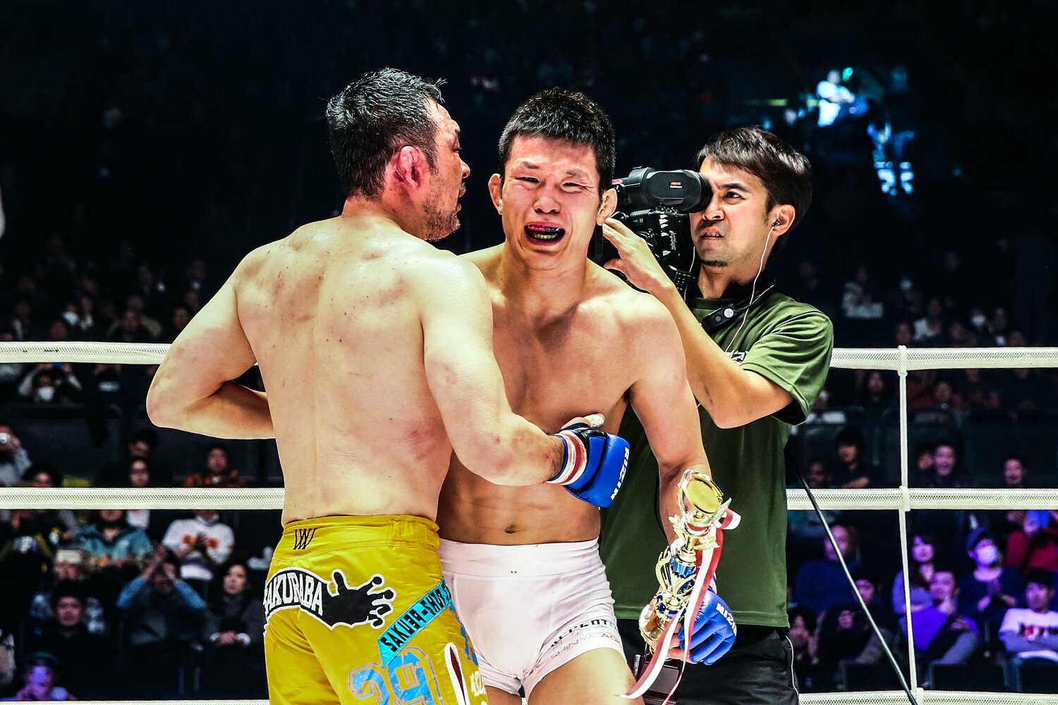 試合後に青木真也に声をかける桜庭。青木はマイクで「まだ桜庭さんの代わりになれないです。引退しないでください」とリスペクトを示した　©RIZIN FF Susumu Nagao