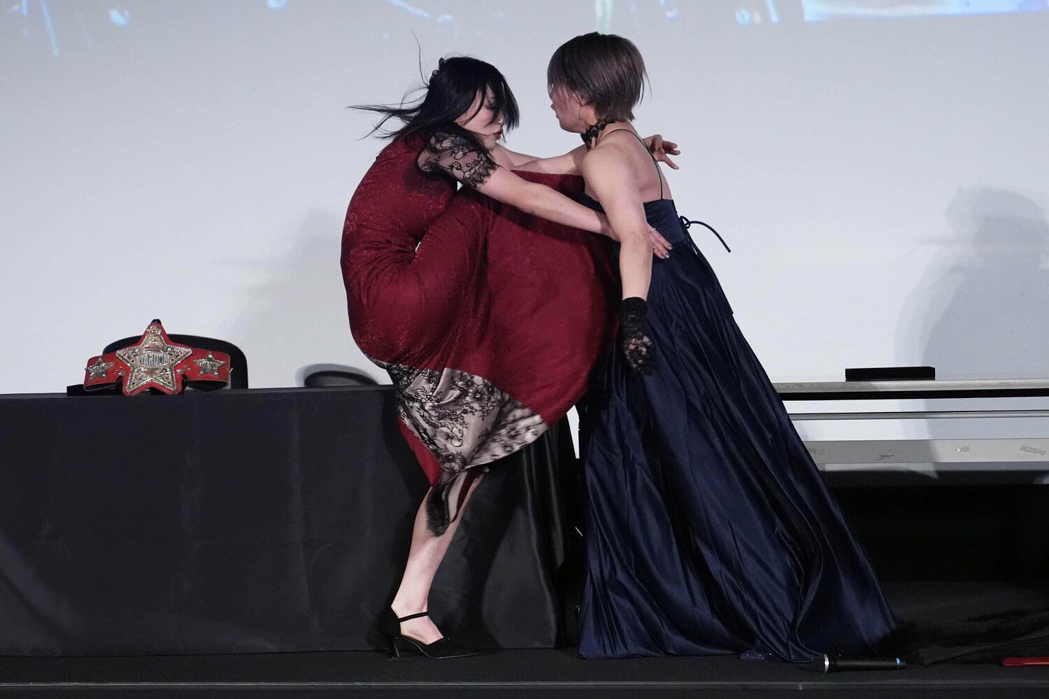 会見での乱闘。安納サオリを蹴る上谷沙弥 ©Essei Hara