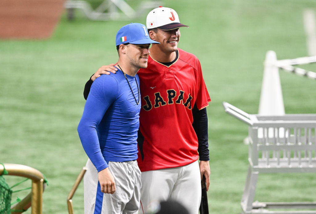 15日の練習で、イタリア代表のブルット・サリバンとも肩を組んでニッコリ　©Getty Images