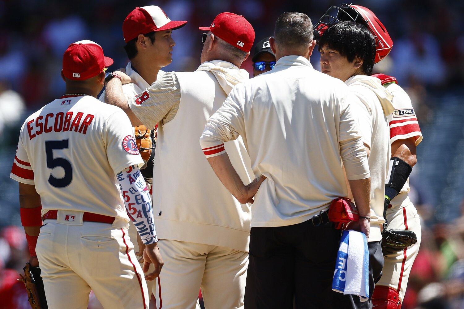 2回途中、マウンド上で言葉を交わす大谷とマドン監督、水原通訳ら。この後、大谷は降板となった　©Getty Images