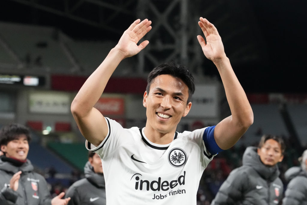 22年11月、フランクフルトvs浦和での試合後、浦和サポーターの声援にこたえる長谷部　©Getty Images