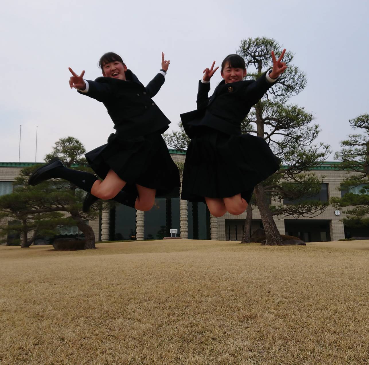 高校時代の岩井姉妹。どんな時も物事を前向きに捉えられるのが強みの1つだ（提供／父・雄士さん）