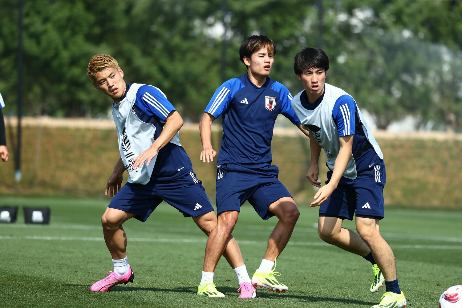 トレーニングパートナーとしてアジアカップに参加した貴田遼河（右）。久保建英ら代表選手から多くの刺激を受けた　©︎JFA/AFLO