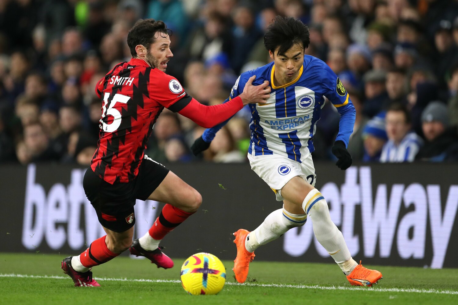 相手右SBアダム・スミスを置き去りにする三笘　©Getty Images