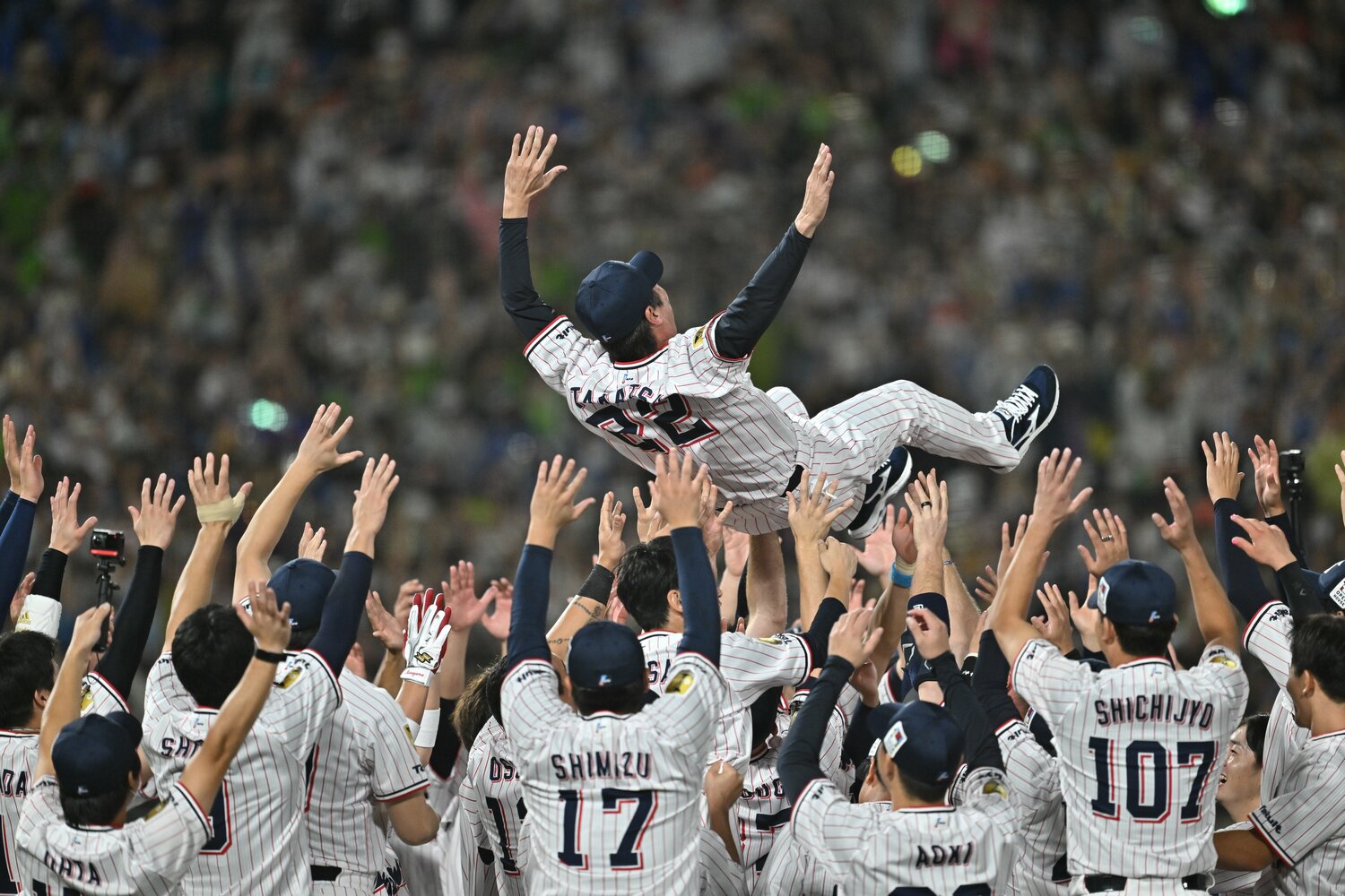 ※クリック、スワイプすると村上らの大喜びと今季の躍動ぶりをご覧になれます　©Hideki Sugiyama