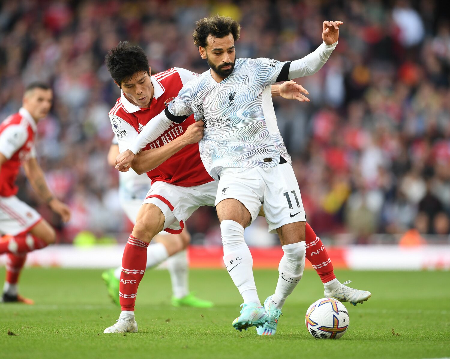 10月のリバプール戦。プレミアリーグを代表するFWモハメド・サラーをシャットアウトした冨安。彼のサッカーの“原点”とは？　©Getty Images