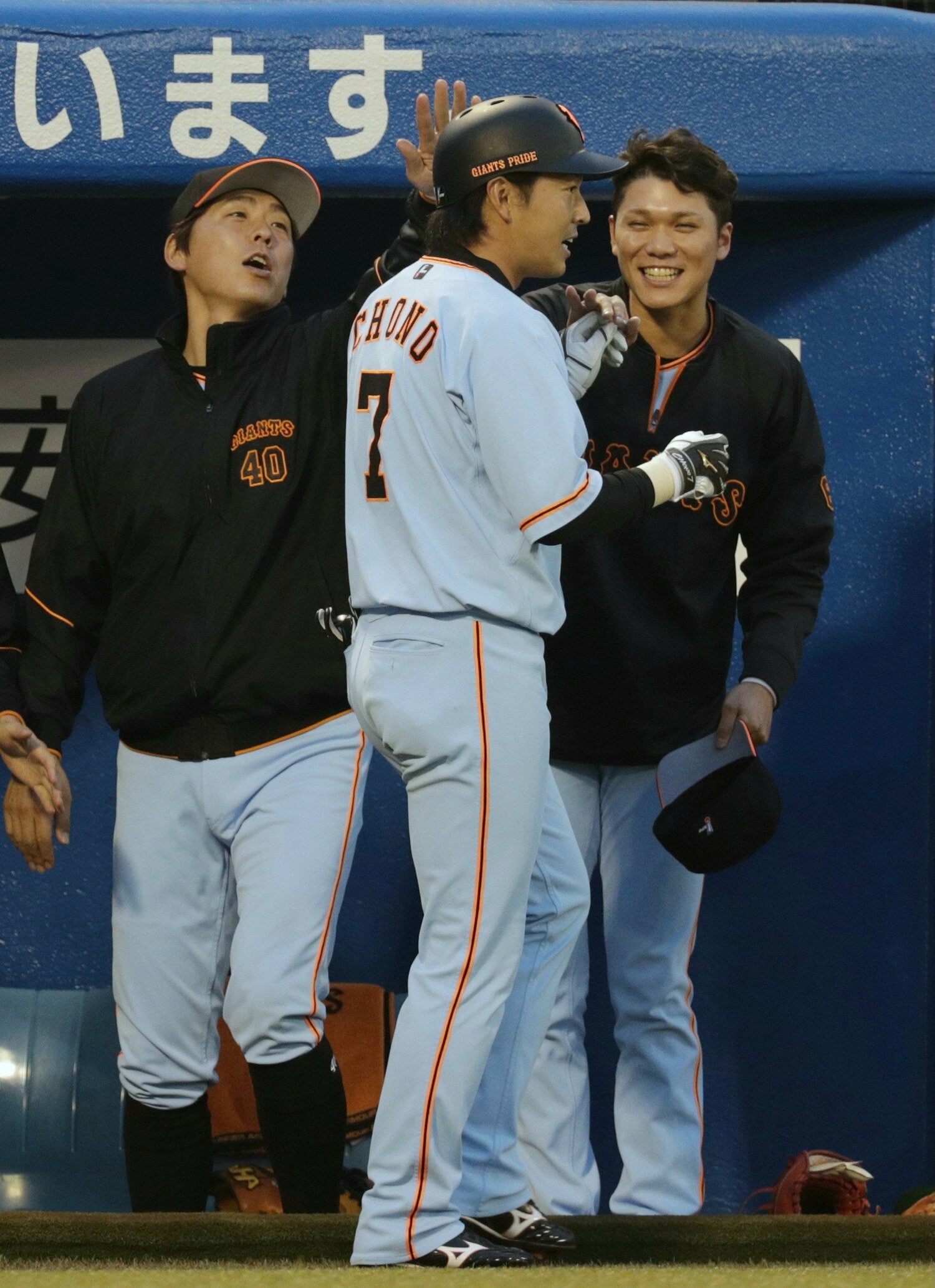 2016年、高橋由伸監督1年目に四番として期待された長野（中央）。写真は通算100号ホームランを放ち、坂本勇人に祝福されたシーン　©JIJI PRESS