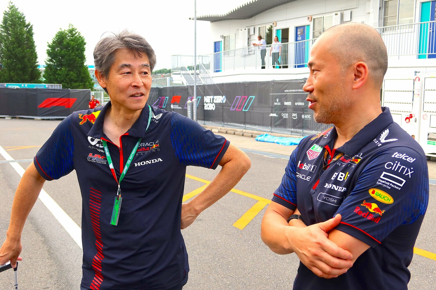 HRCチーフメカニックの吉野誠氏（右）と話す角田氏　©Masahiro Owari