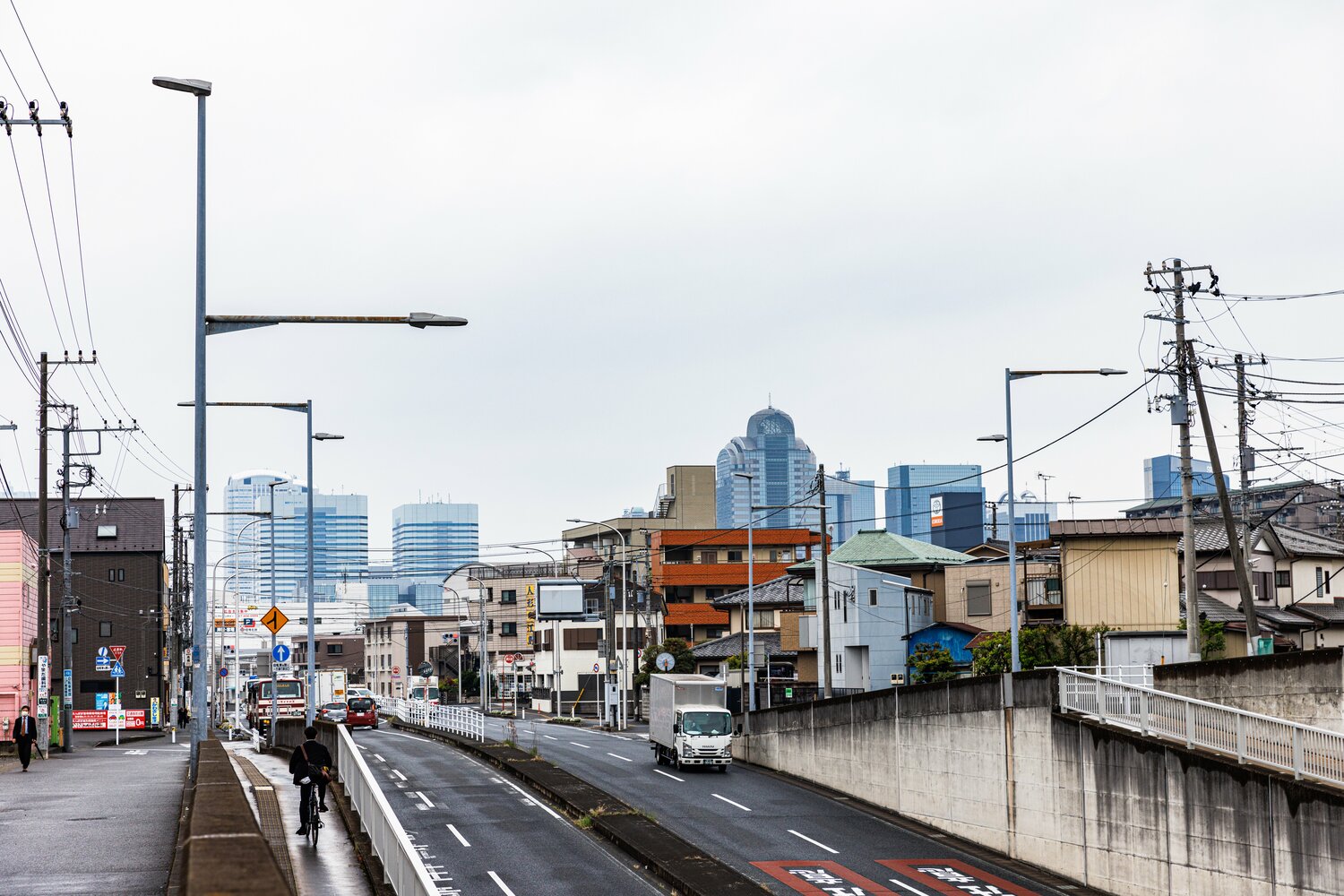 幕張駅から真っ直ぐ海に向かう大通りを行く