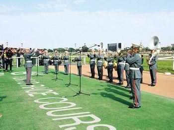 《追悼》10万人の地鳴りのような合いの手…作曲家・すぎやまこういちが遺した傑作『GIファンファーレ』日本ダービー秘話＜Number Web＞ photograph by 陸上自衛隊中央音楽隊提供