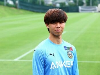 「また背が伸びてない？」パリ五輪代表“192cmの逸材CB”高井幸大19歳とは何者か？「宮本会長もイチオシ」“急成長のウラ側”を本人に聞いた＜Number Web＞ photograph by Shigeki Yamamoto