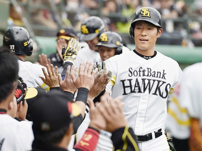 年俸大幅増も上林誠知は笑わない。イチローと内川聖一から学ぶこと。<Number Web> photograph by Kyodo News
