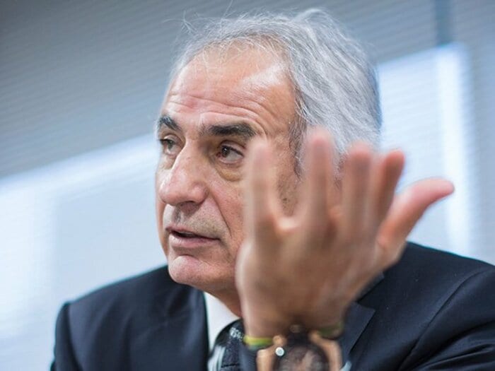 歴史書を試合直前にロッカーで読む!?ハリルホジッチの異様な習慣の理由。＜Number Web＞ photograph by Takuya Sugiyama