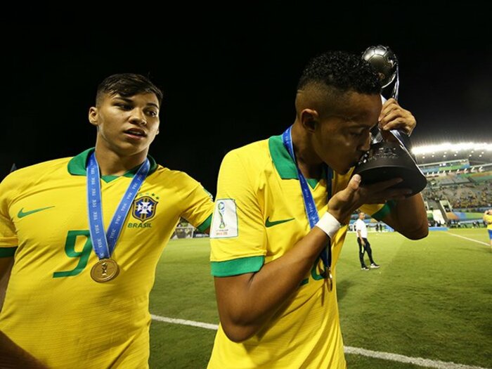 フラメンゴ火災の悲劇から9カ月後、親友にU-17W杯優勝を捧げたラザロ。<Number Web> photograph by Getty Images