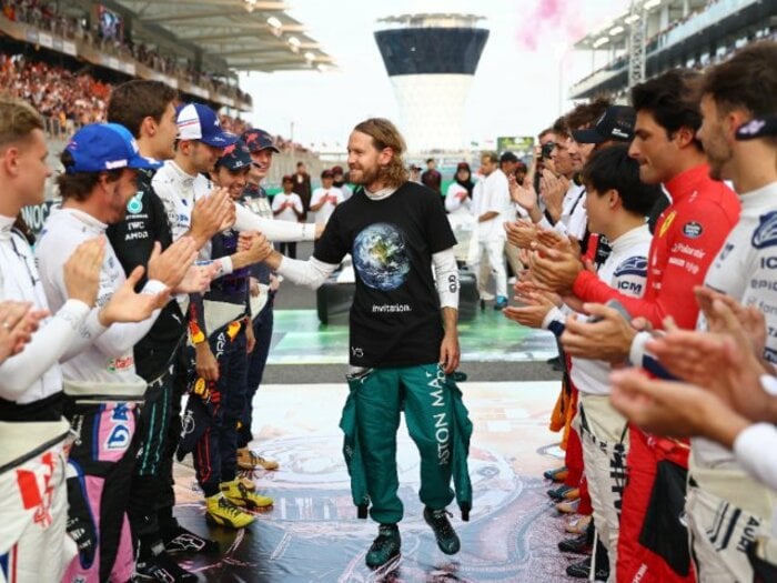 「君がいたから、僕たちも燃えた」アロンソとハミルトン、2人の王者に惜しまれつつ、4年連続王者ベッテルがついに引退＜Number Web＞ photograph by Getty Image