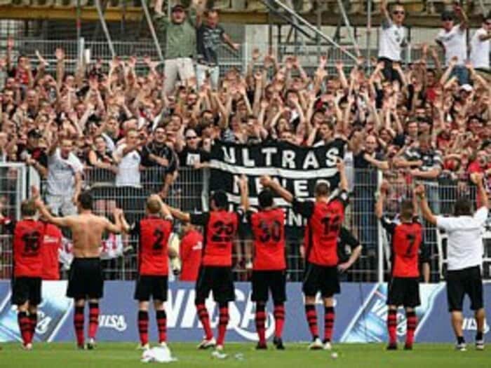 荒くれサポーターのプライド。フランクフルト、想定外の好発進！＜Number Web＞ photograph by Getty Images