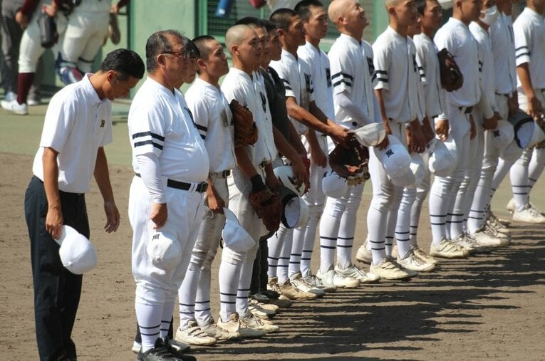 秋季滋賀大会・準決勝に勝利して初の近畿大会出場を決めた彦根総合高校。勢いそのまま初優勝を果たし、宮崎監督（左から2人目）は安堵の表情を浮かべた ／ photograph by Fumi Sawai