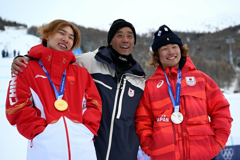 男子スロープスタイルで金メダルのシャオミンと銀メダルの長谷川帝勝　©Nanae Suzuki / JMPA