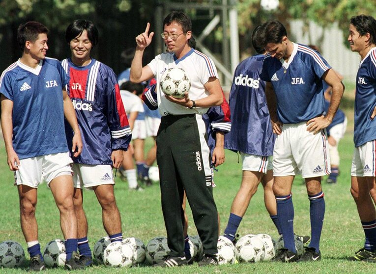 フランスW杯最終予選時の岡田監督とカズら ／ photograph by Kyodo News