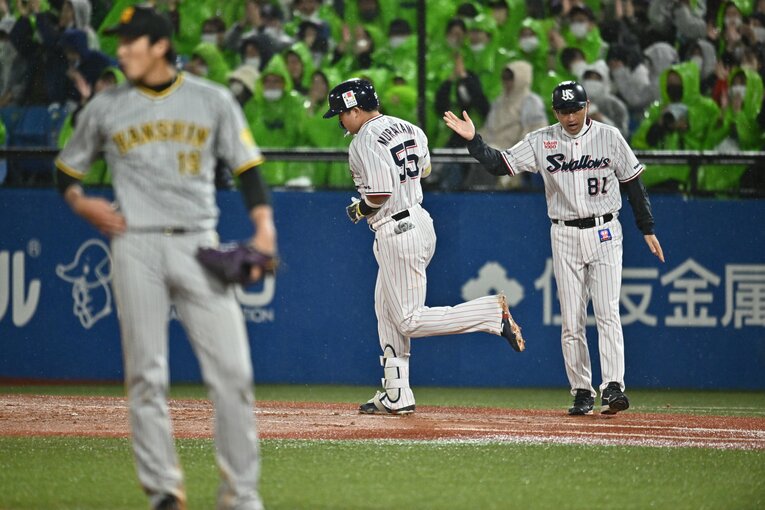 今季57本目の本塁打を放ち一塁ベースを回る村上と被弾した阪神・藤浪　©︎Hideki Sugiyama