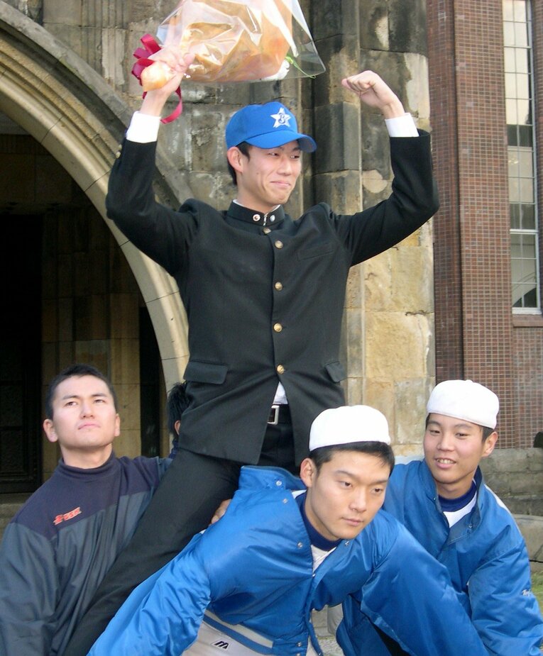 2004年のドラフト会議で横浜から９巡目で指名された東京大学・松家卓弘はチームメートに肩車される　©︎JIJI PRESS