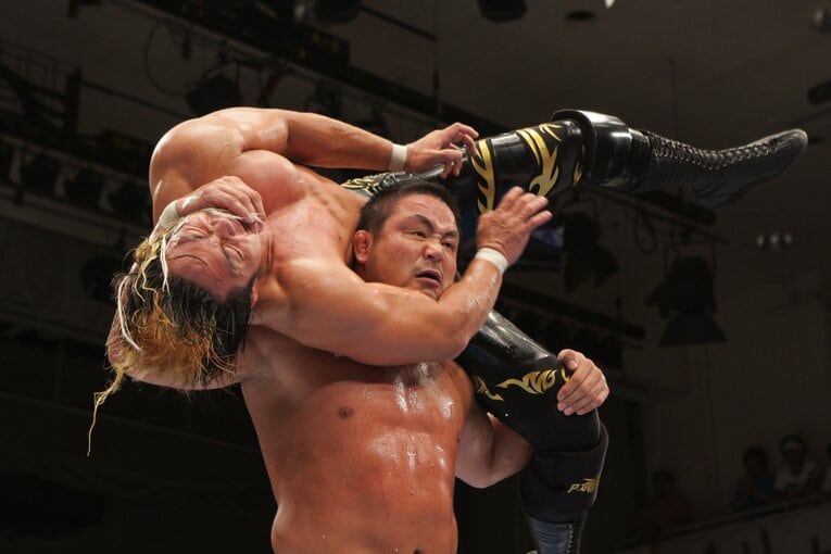 棚橋弘至にアルゼンチンバックブレーカーを仕掛ける中西（2008年）　©AFLO