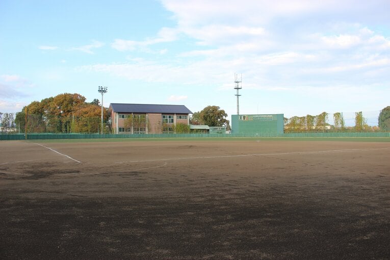 周囲は田畑に囲まれた静かな環境だけに、野球に集中できるコンディションだ　©NumberWeb