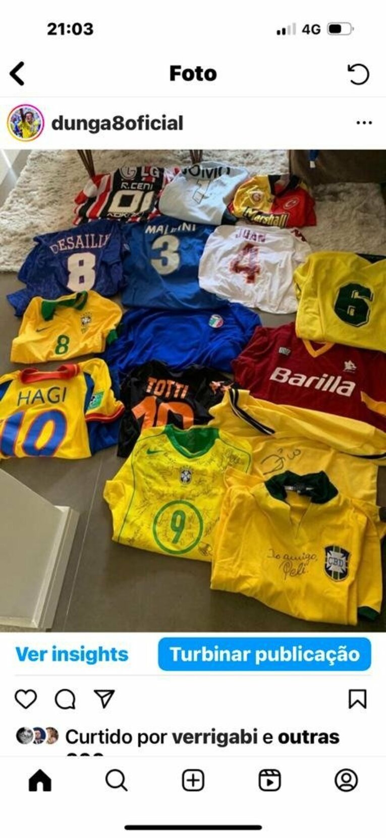 かつて対戦したり一緒にプレーした名手たちのユニフォーム。デサイー、マルディーニ、トッティ、ハジら。右下はペレのサイン入りユニフォームで、「友人ペレより」（本人のインスタグラムより）