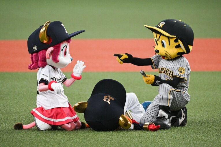 日本シリーズ第2戦。試合前にじゃれ合う両球団のマスコット　©︎Nanae Suzuki