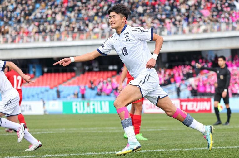 198cmの高い打点から奪った3ゴールやFW＆DFの二刀流で話題を集めた日大藤沢・森重陽介。選手権8強入りは逃したが、大きなインパクトを残した ／ photograph by AFLO SPORT