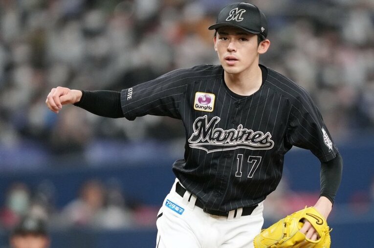 4月24日、オリックス戦1回に安打を許し、連続アウトが「52」で途切れた佐々木朗希。2回には白井審判員に詰め寄られる“騒動”が起きた ／ photograph by Sankei Shimbun
