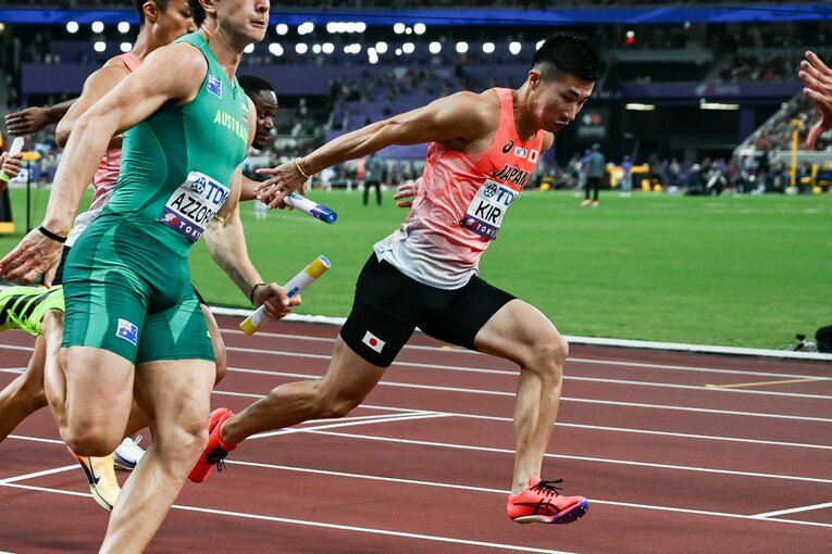 2走・柳田から3走・桐生へのバトンパス　©Nanae Suzuki