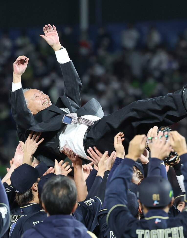 日本一となり神宮の夜空を舞った宮内前オーナー　©Sankei Shimbun