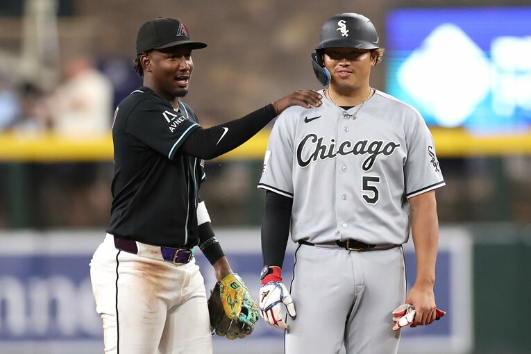 【日米で愛されるムネ写真】“オオタニ好き”で知られるDバックスのペルドモから肩をポンポンされる　©Getty Images