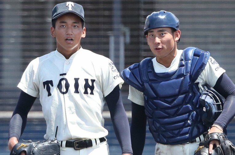 エースで主将の“大黒柱”前田悠伍（左）とキャッチャーの南川幸輝 ／ photograph by JIJI PRESS