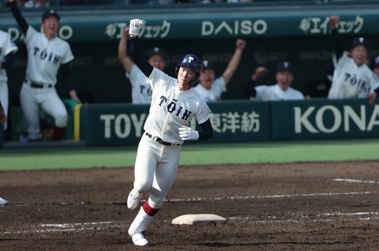 東海大菅生戦、ソロ本塁打を放ち、喜ぶ佐藤夢樹。豪快な打撃に注目しがちだが、大阪桐蔭の強さの土台には手堅さを感じる ／ photograph by JIJI PRESS