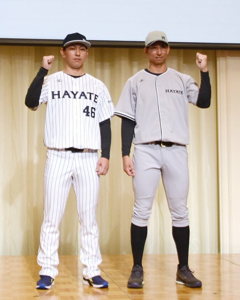 「くふうハヤテベンチャーズ静岡」の新体制会見の様子。オファーから2〜3週間ほど熟考して入団を決めた福田（右）は、ボールの発注など裏方業務にも積極的だ　©︎JIJI PRESS