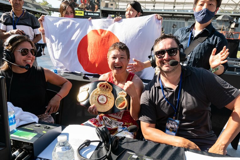 昨年7月の防衛戦後、誇らしげにベルトを掲げる藤岡奈穂子。写真左が4月9日に対戦するWBC女子フライ級王者のマーレン・エスパーザ　©Getty Images