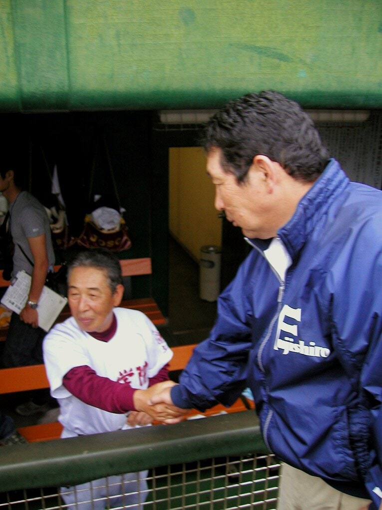 木内監督（左）の後任として常総学院監督に就任することになった持丸監督（右、当時藤代高監督）　©JIJI PRESS