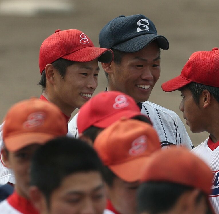 山岡泰輔／瀬戸内、田口麗斗／広島新庄 ／ photograph by Sankei Shimbun