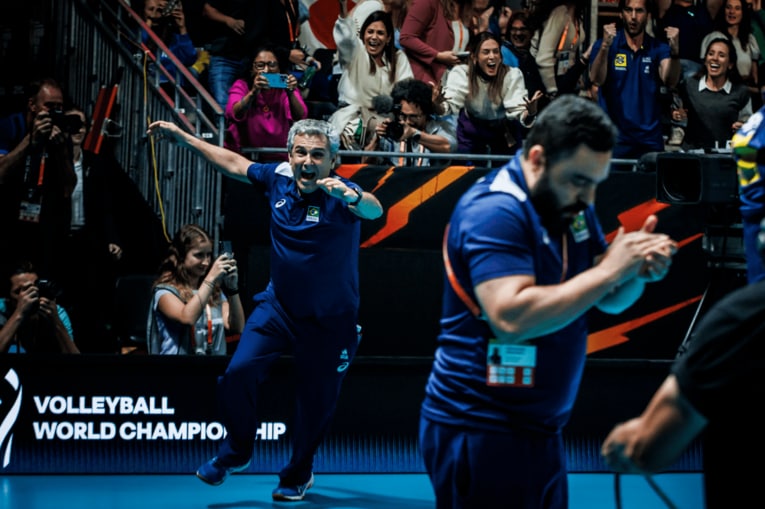 日本に勝利し、大喜びするジョゼ・ギマラエス監督　©︎FIVB
