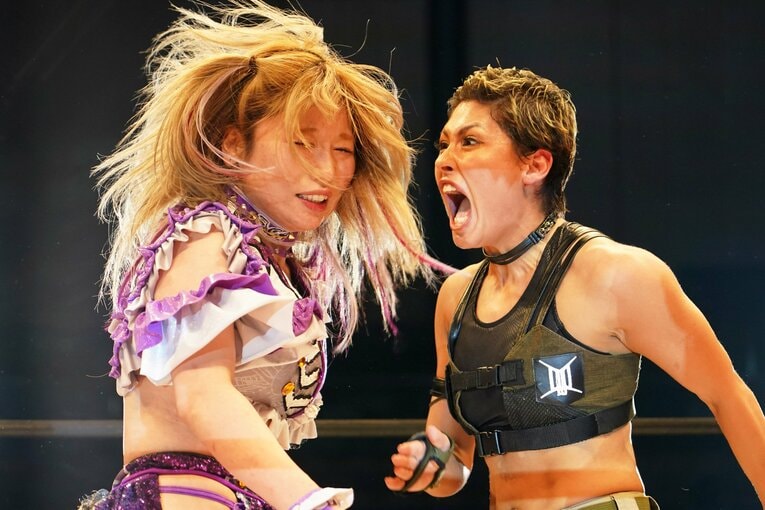 ジュリアと中野たむ（左）