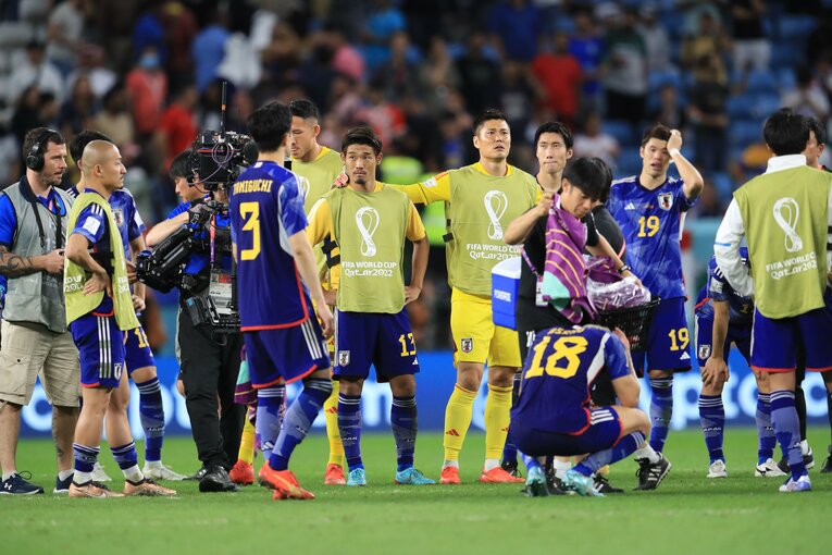クロアチア戦後、選手たちをなぐさめ、自身も涙する川島　©Kazuo Fukuchi／JMPA
