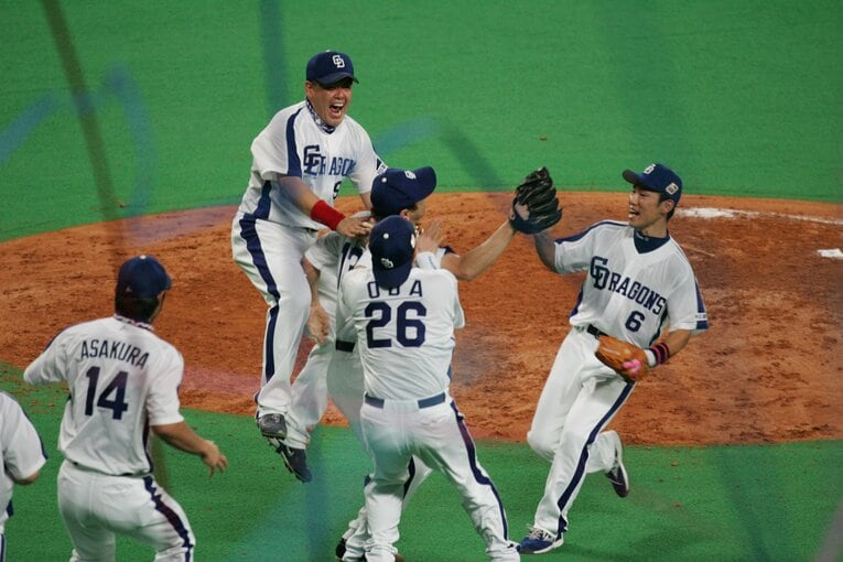 山井ー岩瀬の継投で史上初となる日本シリーズでの“完全試合”を達成。©︎Tamon Matsuzono