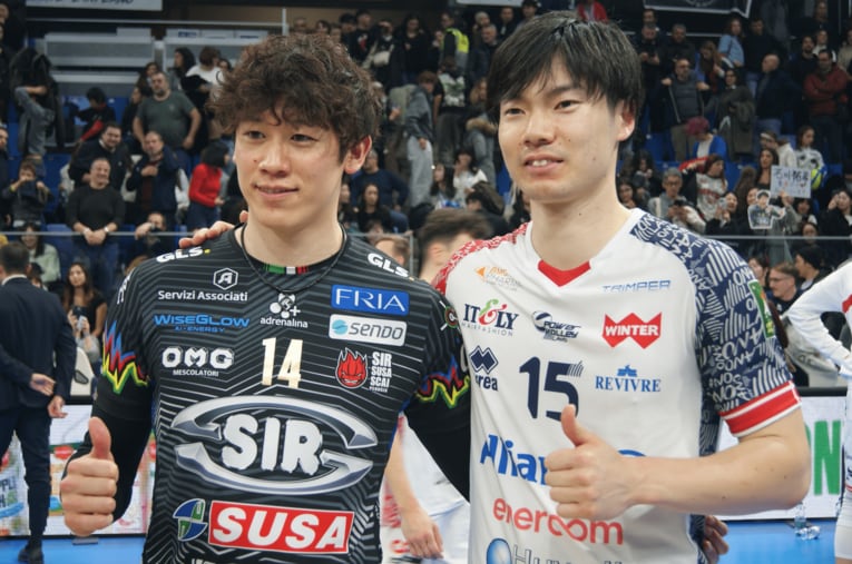 石川祐希を擁するペルージャをホームに迎えたミラノ大塚達宣。石川が欠場したことで日本人対決は叶わなかったが、試合後に言葉をかわした ／ photograph by Takashi Yuge