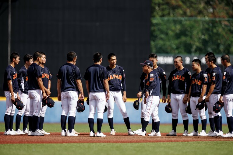 U-18代表メンバーに指示を出す馬淵監督　©Kichi Matsumoto